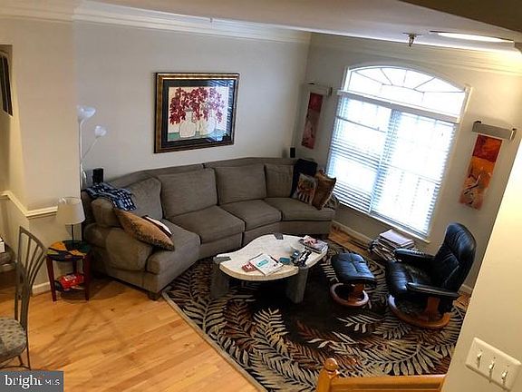 4th image of 413 Oak Knoll Dr