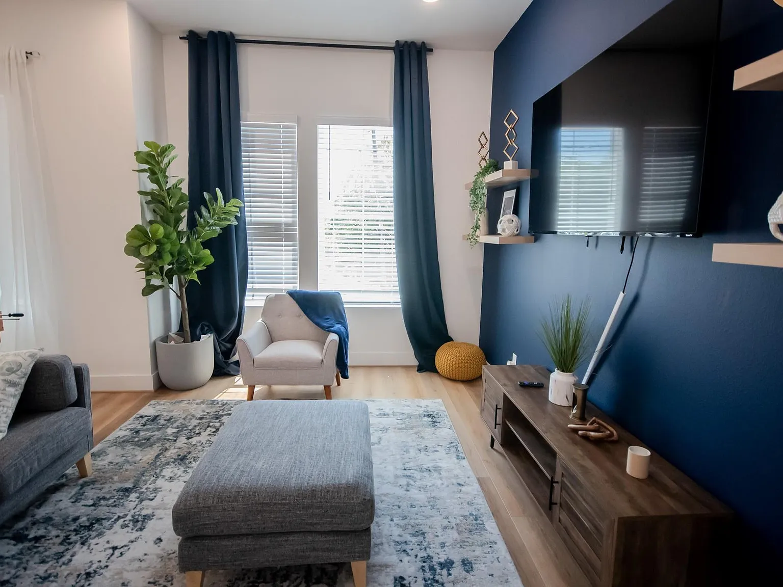 1 bed, 1.0 bath, 5736 sqft, $900 — Photo 2