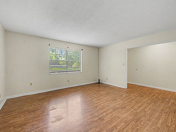 4th image of 2207 Jasmine Ct
