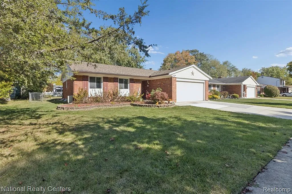 3 bed, 2.5 bath, 2353 sqft, $2,800 — Photo 2