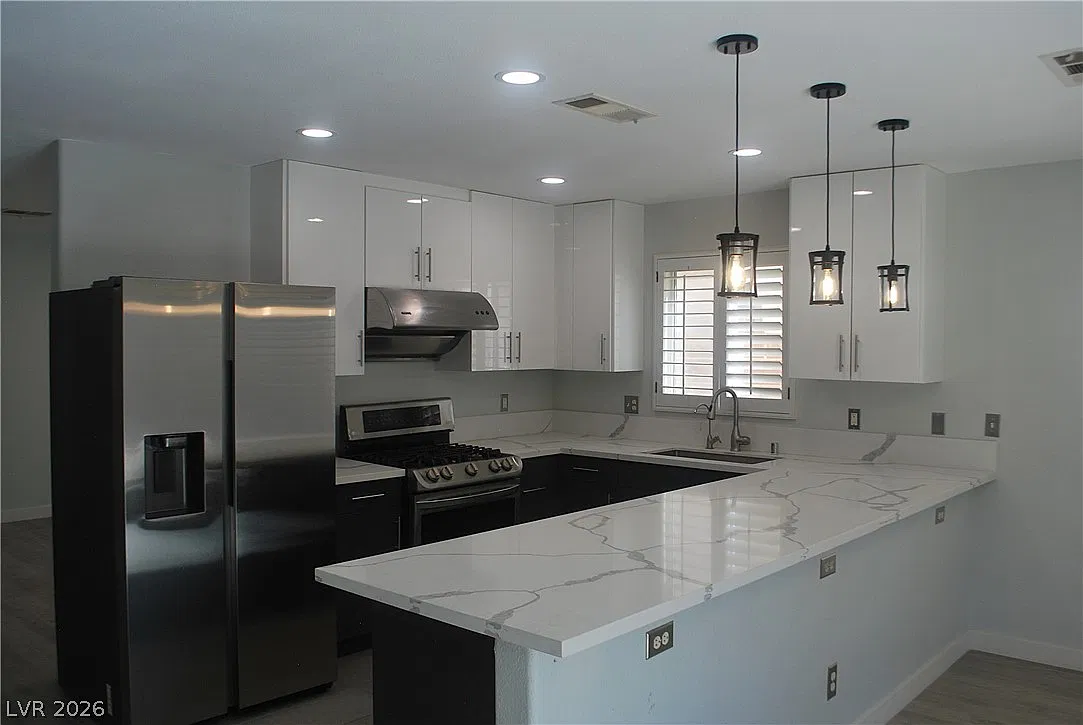 3 bed, 2.5 bath, 1641 sqft, $2,400 — Photo 4