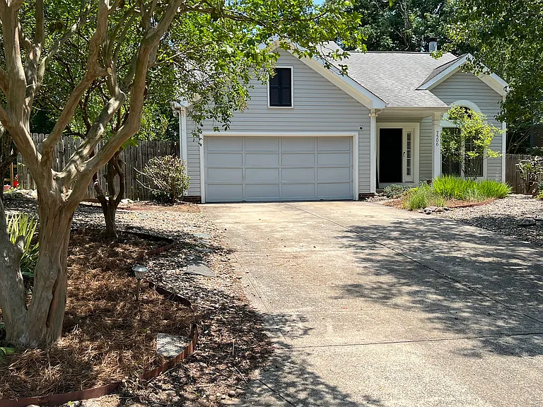 7506 Batavia Ln — Photo 1