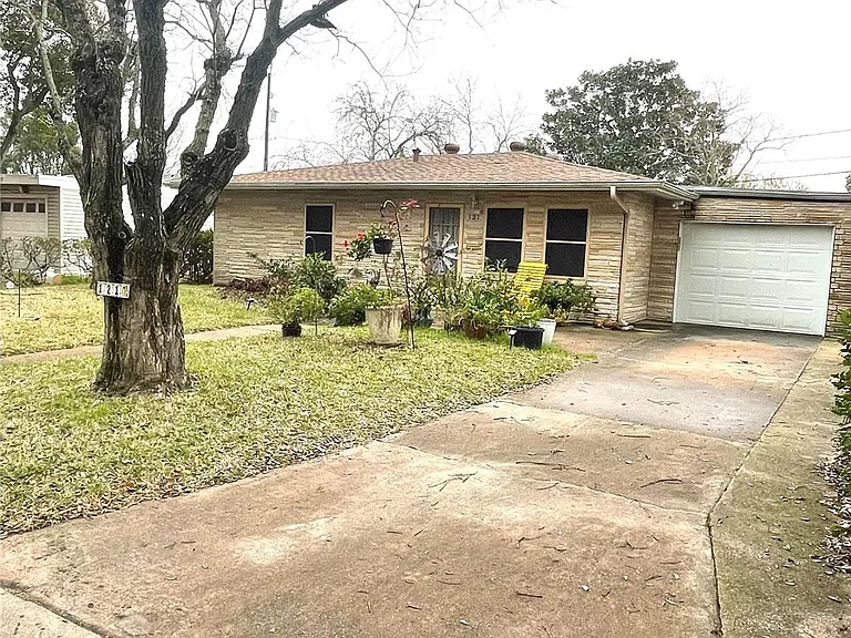 121 Albacore Ave — Photo 1