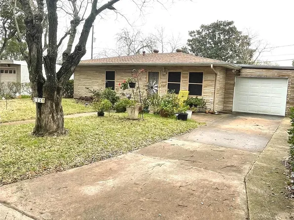 121 Albacore Ave, Galveston, TX 77550