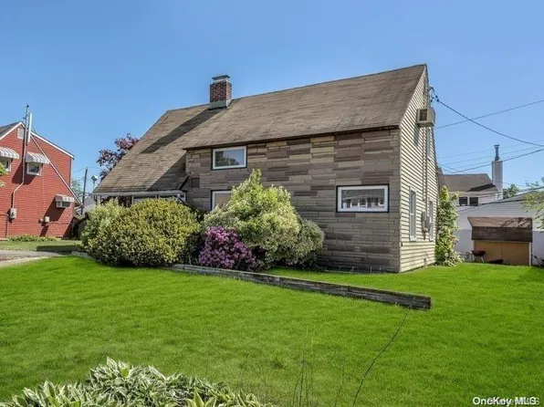 53 Coppersmith Road, Levittown, NY 11756