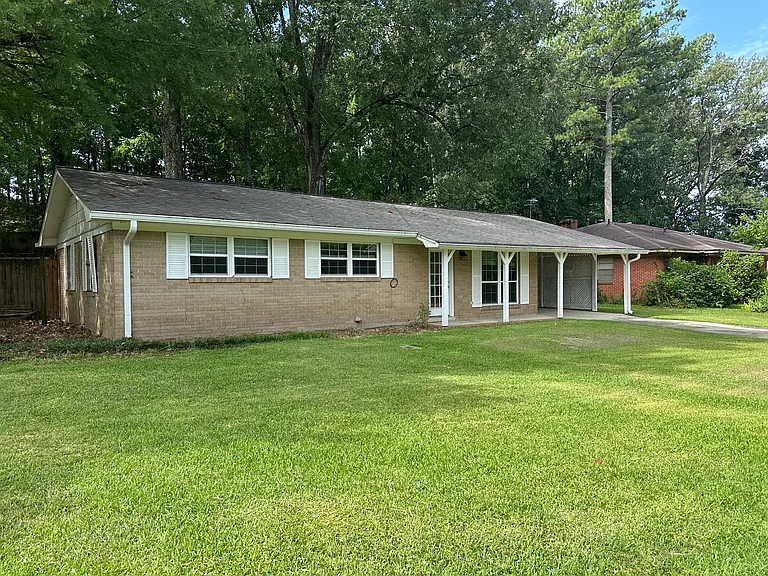 2701 Maple Dr — Photo 3
