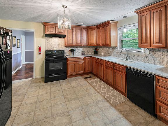 5th image of 4312 Sweetbrier Dr