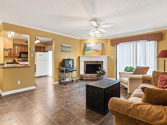 4th image of 1400 E Bayou Pkwy APT 2C