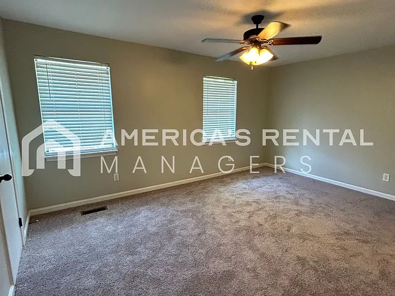 2422 Hampstead Dr — Photo 16