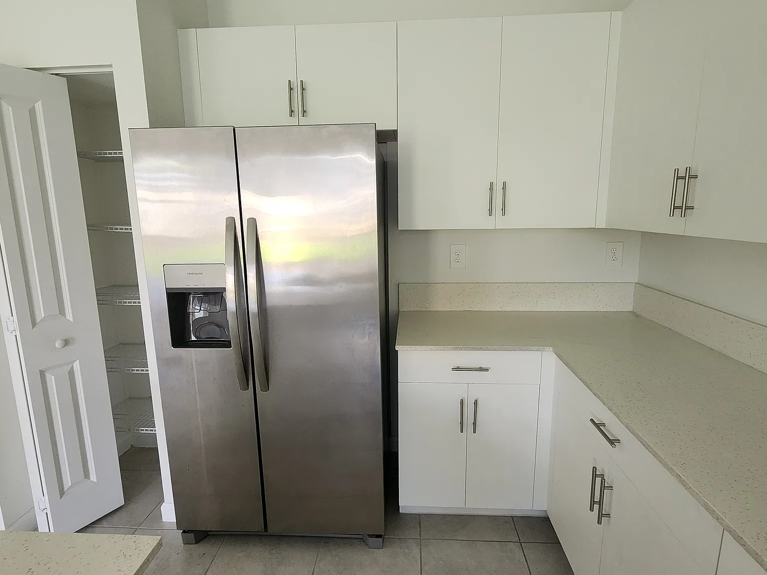4 bed, 2500 sqft, $3,200 — Photo 3