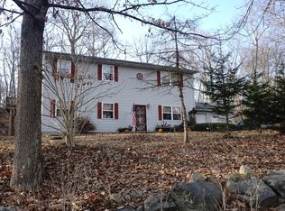 326 Timber Hill Rd, Henryville, PA 18332