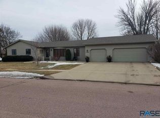 1009 E Plum Creek Rd, Sioux Falls, SD 57105
