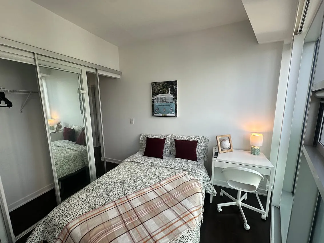 Deluxe Room - York St & Bremner Blvd — Photo 2