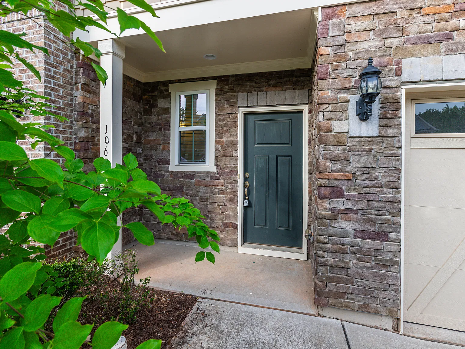 3 bed, 2.5 bath, 1700 sqft, $2,000 — Photo 3