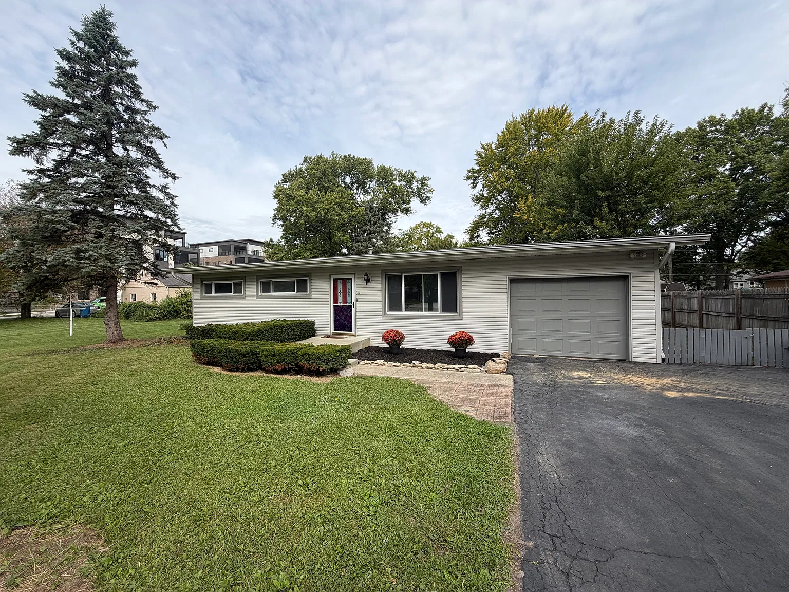 3 bed, 1368 sqft, $2,300 — Photo 1