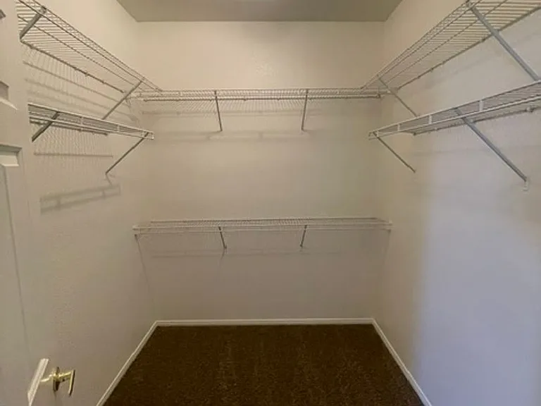 251 Queens Ct — Photo 28