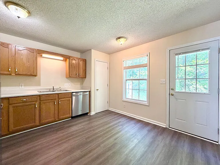 3289 Tower Dr — Photo 7