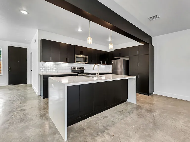 211 Lynn Dr — Photo 6