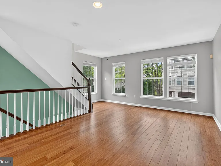 13810 Fareham Ln — Photo 5