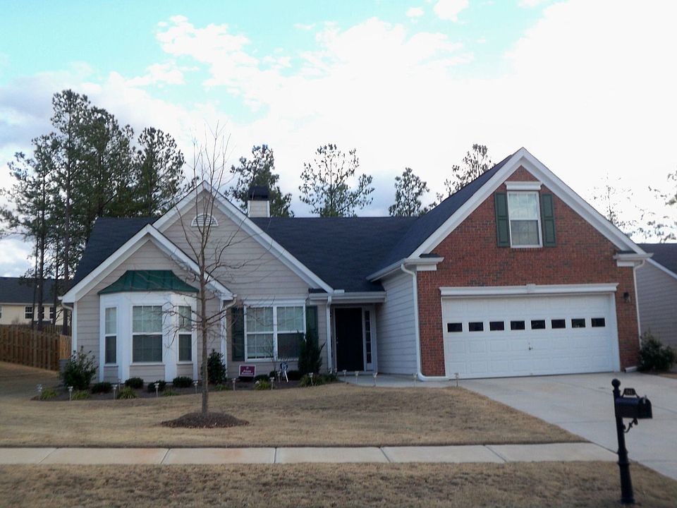 Built in 2005 Brick & Hardi-Plank Siding