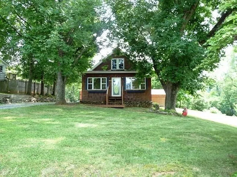 1407 Craig Robertson Rd SE