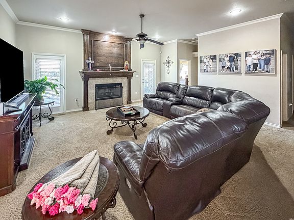 4th image of 828 W Desert Sage Rd