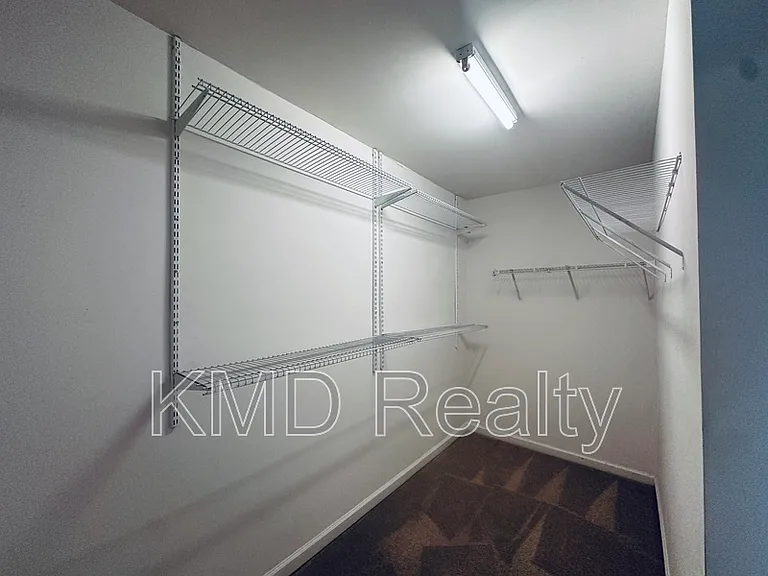 940 Tiger Ln — Photo 17