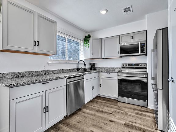 4th image of 529 NW Ann Lois Ln