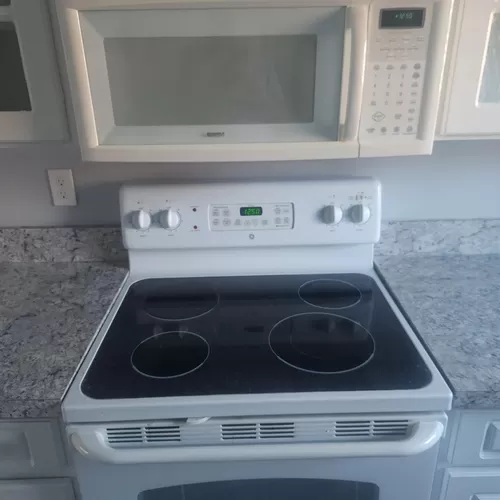 Very clean stove - 2250 S Palmetto Ave #26