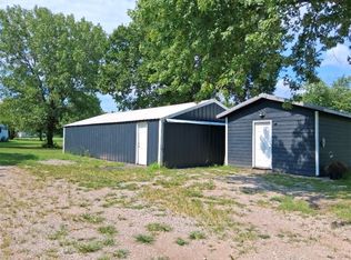909 W Alfred St, Mulberry, KS 66756