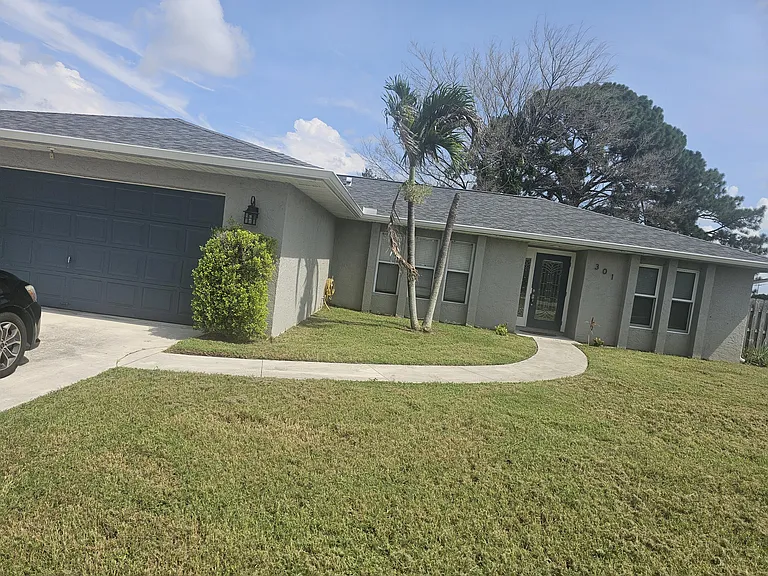 301 SW Violet Ave — Photo 1