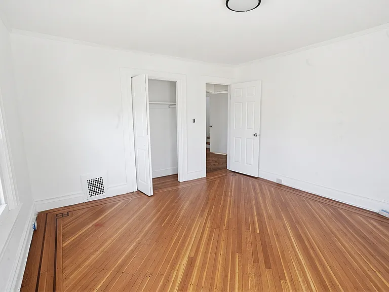 519-521 Westminster Ave #2 — Photo 10