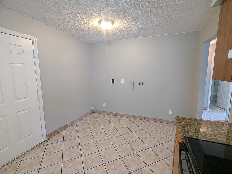 910 S Center St #6 — Photo 5
