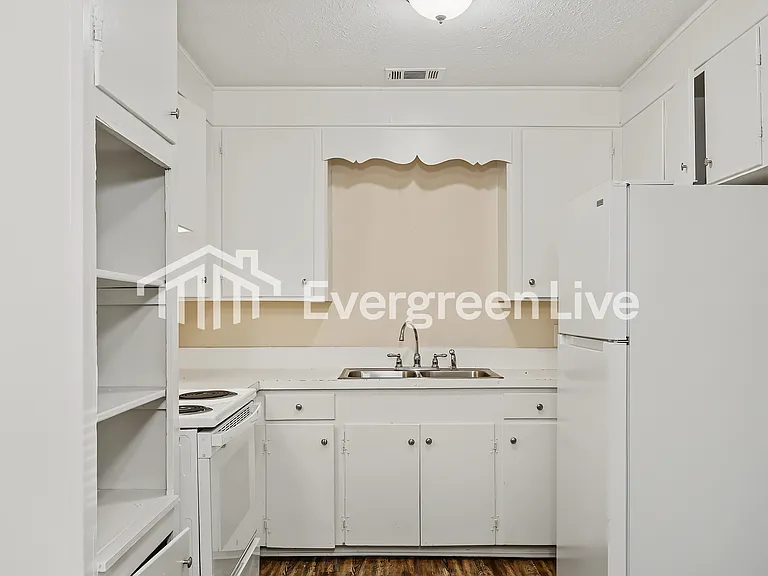 126 Leland St — Photo 6