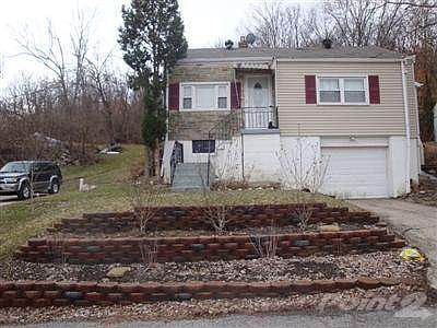 Best of both worlds here - City view in the front and country feel in the back on the huge screened 