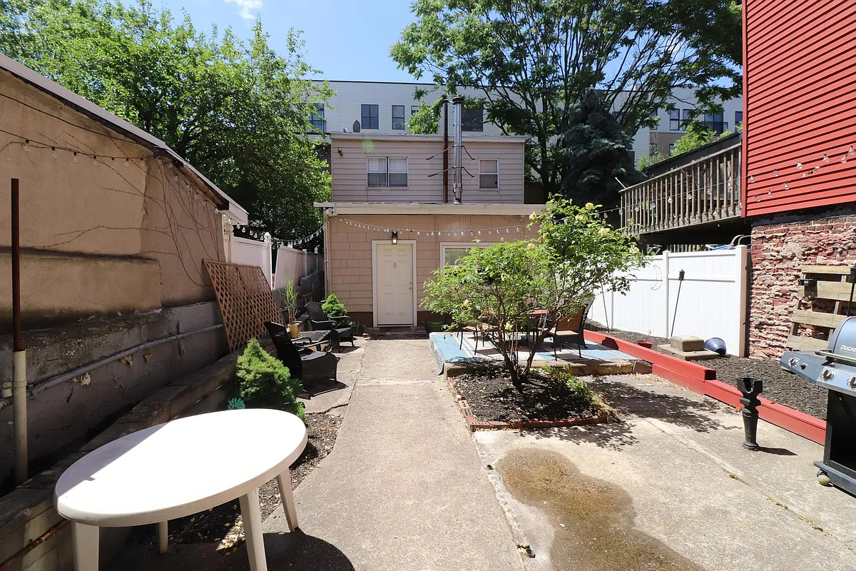 Building Photo - 612 Grand St #BACKHOUSE