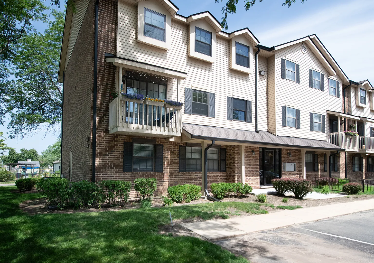2 bed, 1.5 bath, 992 sqft, $1,900 — Photo 1
