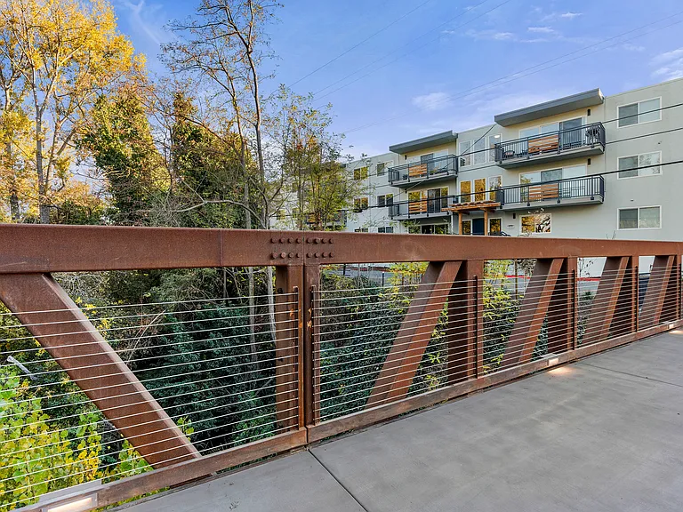 1435 Creekside Dr — Photo 9