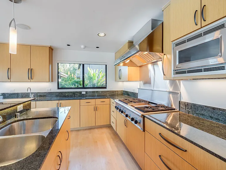 363 E Strawberry Dr — Photo 6