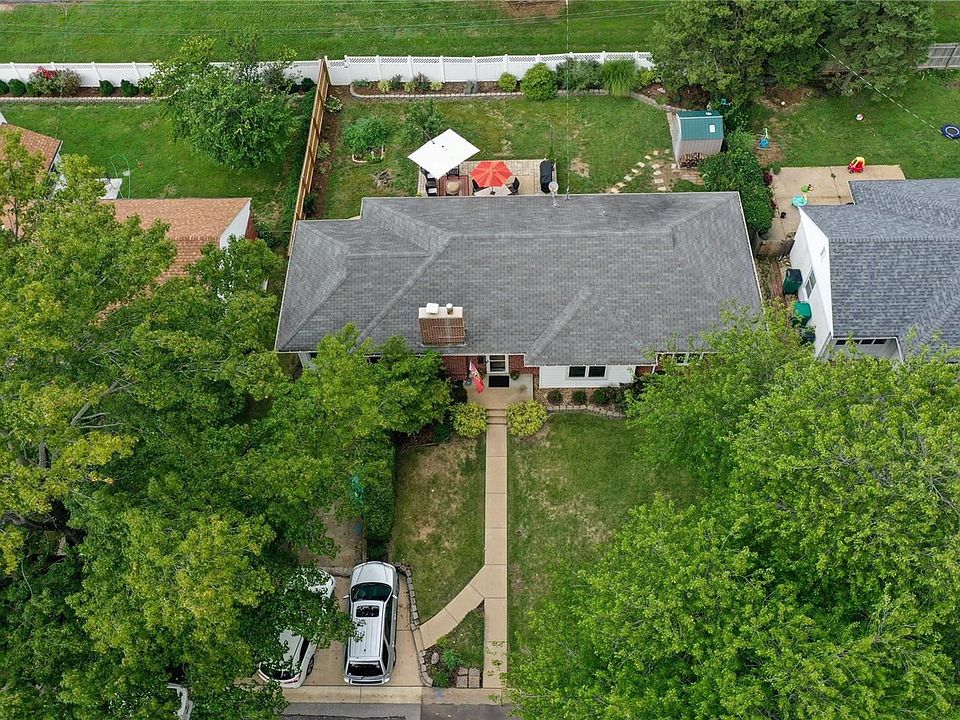 1st image of 441 Hampshire Ct
