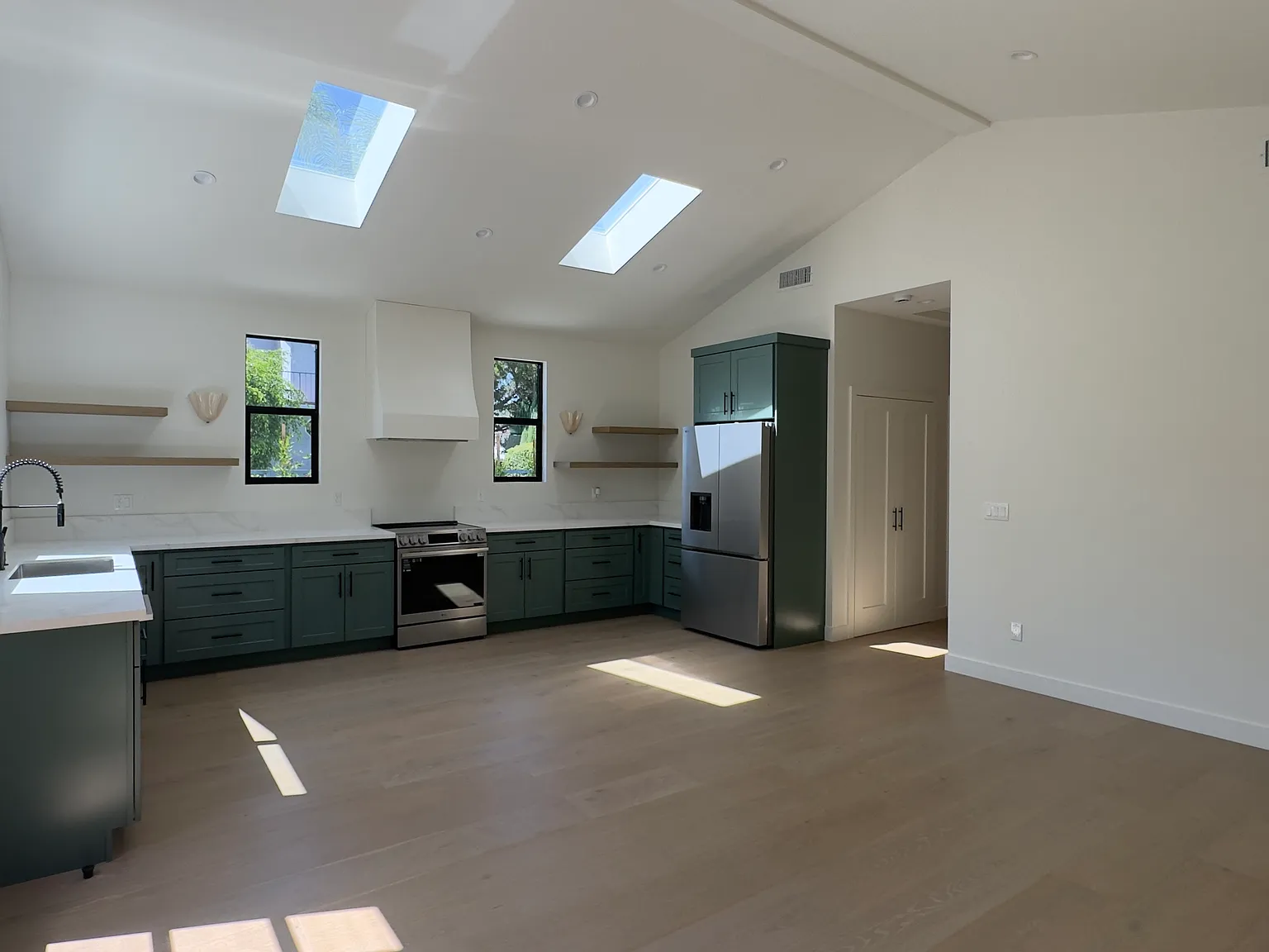 2 bed, 1000 sqft, $3,995 — Photo 4