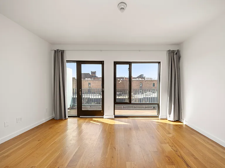644 Selden St #302 — Photo 13