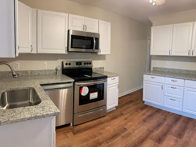 219 E 4th St — Photo 9