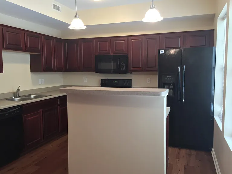 Tenth & College Horizons Apartments — Photo 63