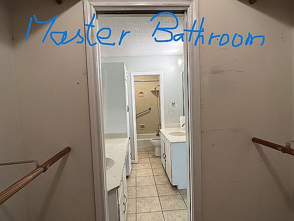 3rd image of 203 Ashwood Dr