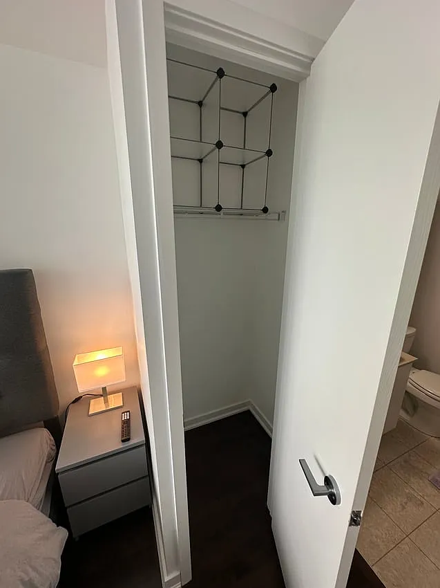 Master Room - York St & Bremner Blvd — Photo 4