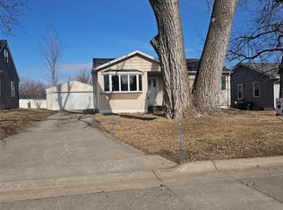 109 E Willman St, Hiawatha, IA 52233