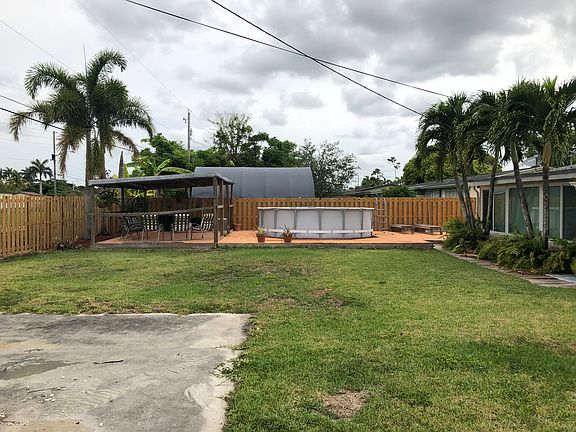 Deck, pool large back yard
