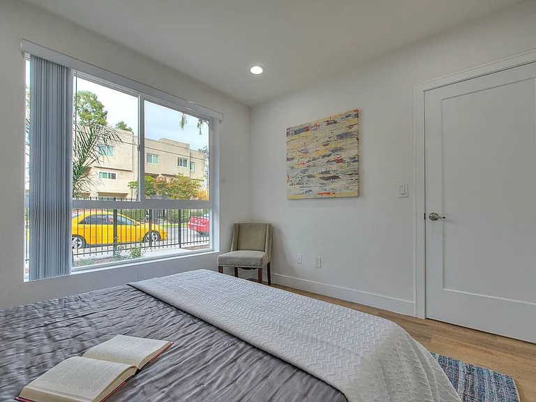 11732 Hamlin St — Photo 13
