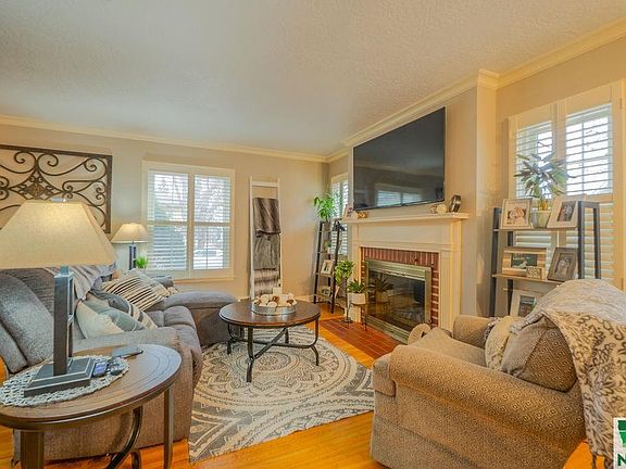 4th image of 3822 Vine Ave